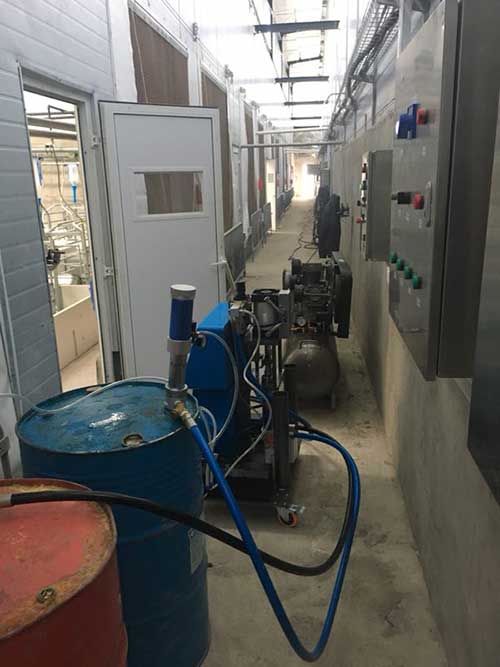 聚氨酯保溫材料有其優(yōu)點(diǎn)(圖1) 聚氨酯材料養(yǎng)殖場保溫施工