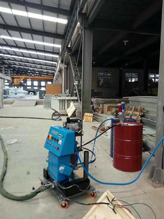 聚氨酯黑白料施工現(xiàn)場