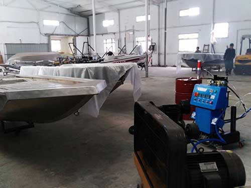 聚氨酯船體保溫發(fā)泡機(圖2) Q2600D聚氨酯船體保溫澆注發(fā)泡機