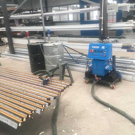 鋁型材澆注發(fā)泡機(圖2) Q2600D定時定量聚氨酯鋁型材澆注發(fā)泡機