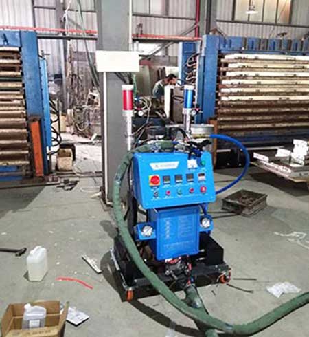 門板填充發(fā)泡模具澆注聚氨酯 噴涂機器(圖1) 門板填充發(fā)泡模具澆注聚氨酯 Q2600噴涂機器