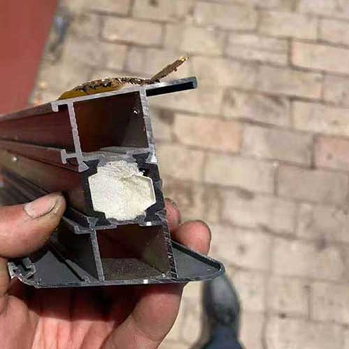 斷橋鋁腔體注入發(fā)泡(圖2) 斷橋鋁空腔發(fā)泡