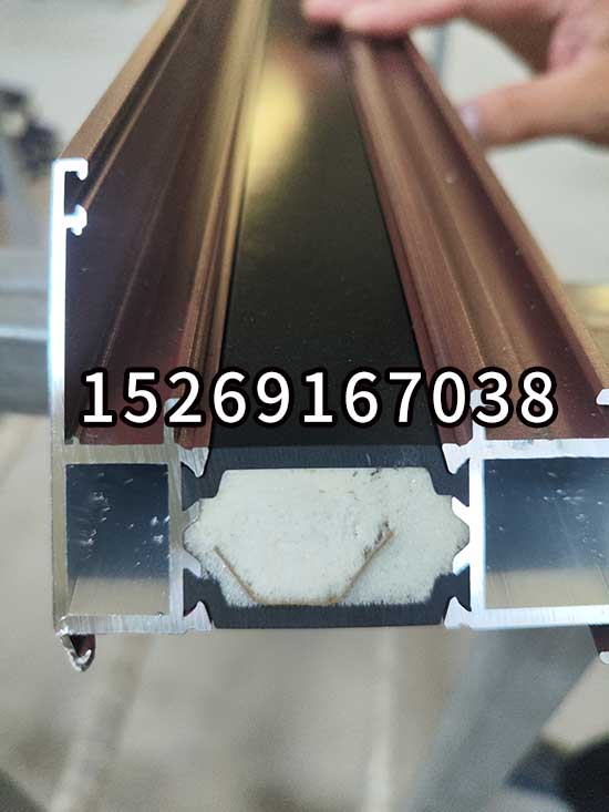 鋁型材澆注發(fā)泡機(圖3) 紙帶式穿條機 聚氨酯鋁型材澆注發(fā)泡機