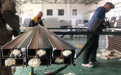 門窗鋁合金型材填充聚氨酯(圖1) 門窗鋁合金型材填充聚氨酯案例