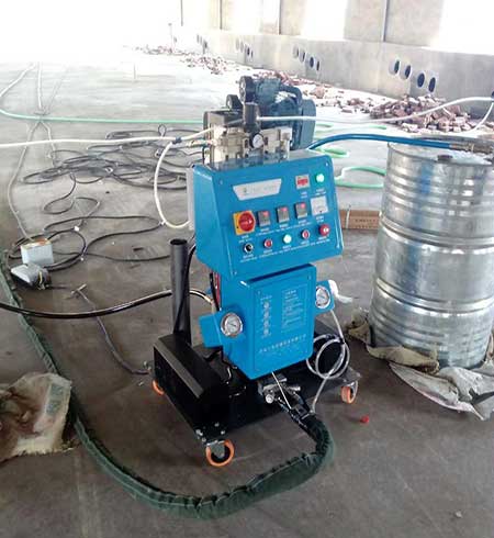 隔熱噴涂機(jī)(圖1) 養(yǎng)殖場(chǎng)豬舍保溫聚氨酯隔熱噴涂機(jī)